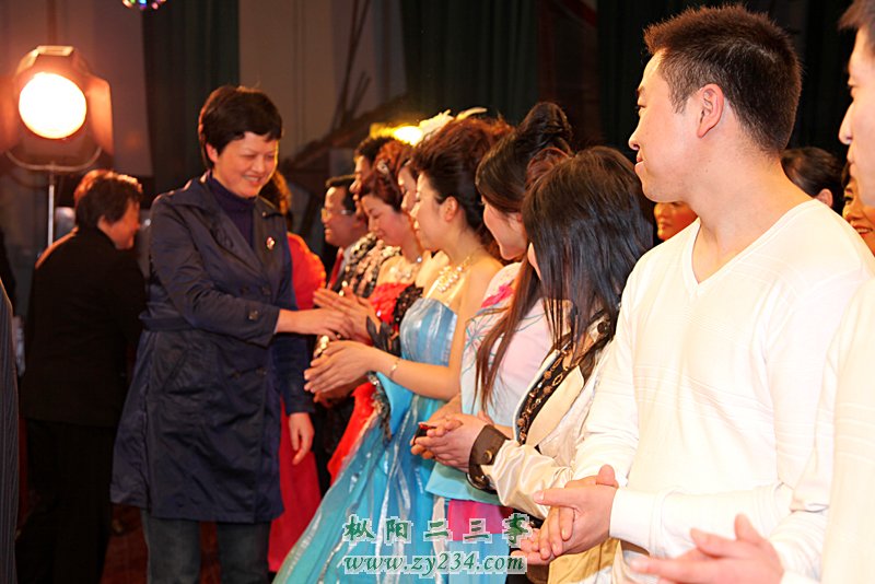 领导上台慰问并与演员合