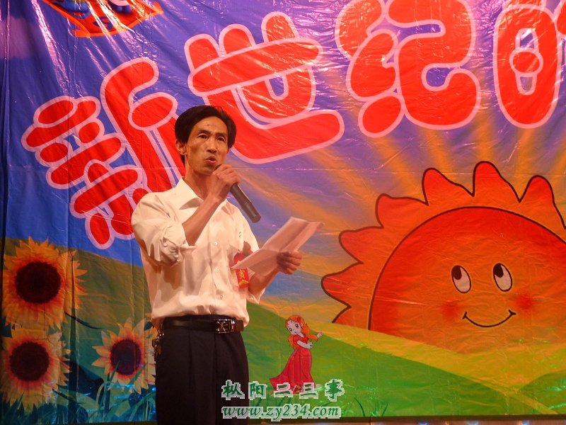 枞阳中心小学的校长祝新世纪的孩子们节日快乐