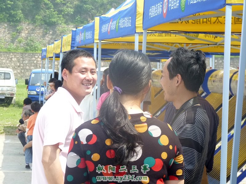 左：华阳太阳能枞阳店老板；右：汤总