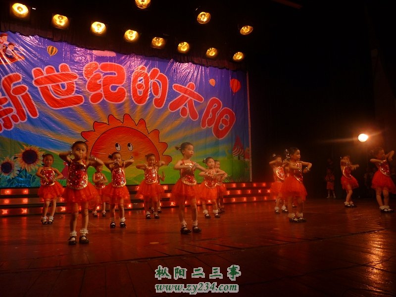 大一班小朋友表演的&#60;越来越好&gt;