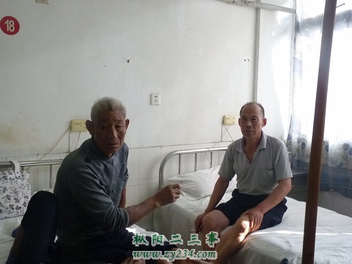 等待复明手术的白内障患者
