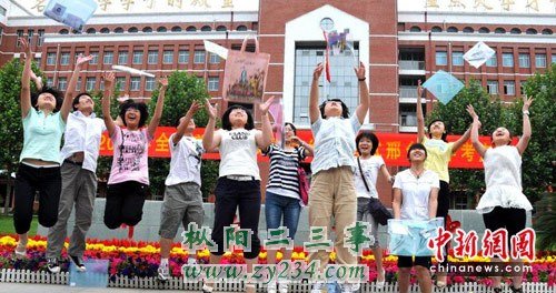 2010年6月8日，河北邢台，高考结束后，考生兴奋地将书本和衣服抛向空中