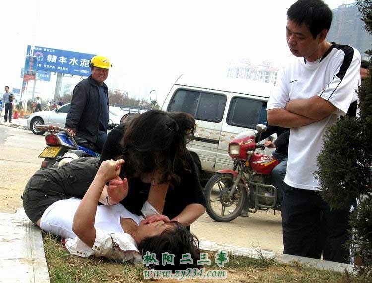 袖手旁观看得入神　请不要当观众！10月13日11时30分许，南昌市红谷滩新区南斯友好路二手车市场公交站台旁，