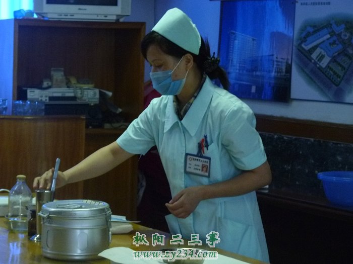 鲍信艳在给新上岗护士们做护理示范