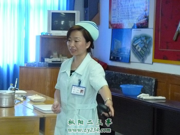 县医院总护士长“黄亚萍”在培训现场做指导