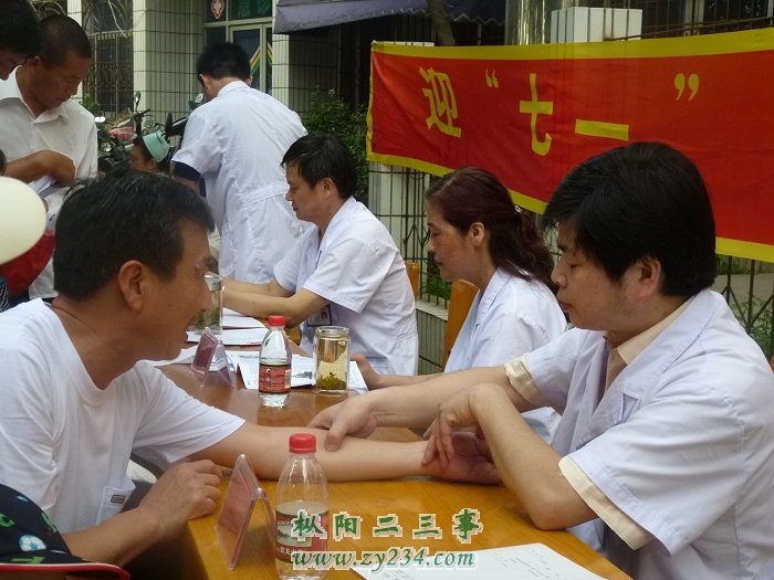 县医院骨科专家：李红斌（右）