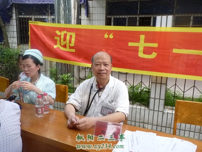 县医院内科专家：陈东风（右）