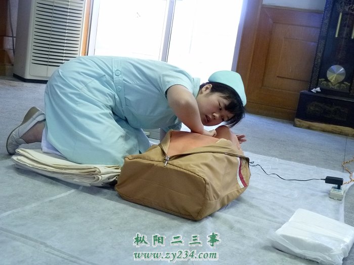 周雄丽在给新上岗护士们做护理示范