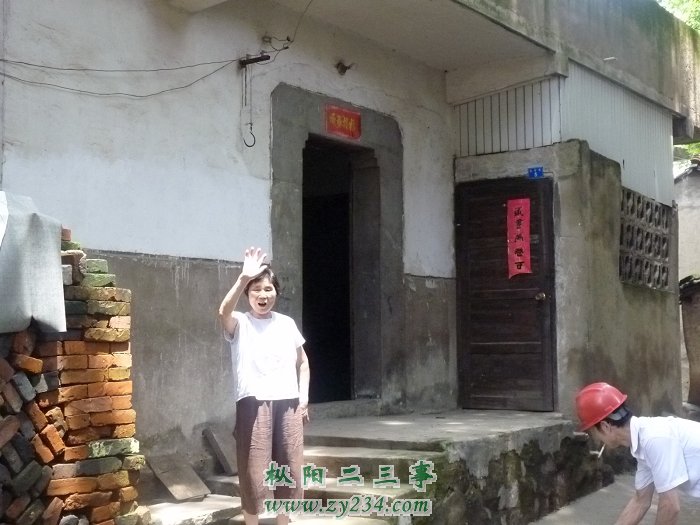 “蒲城大郑”的母亲热情的与我们打着召呼