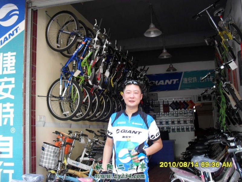 车友在店里.jpg