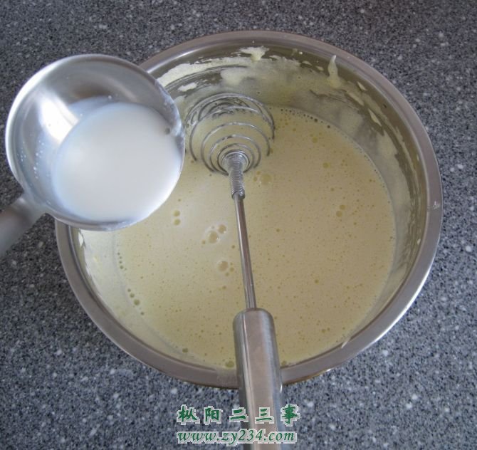将煮好的牛奶，用勺子慢慢舀入打好的蛋液中，边倒边搅拌。（注意千万不能把牛奶一下子都倒入蛋液中，那样鸡
