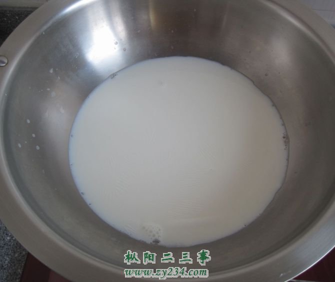把牛奶倒入锅中，煮至微开