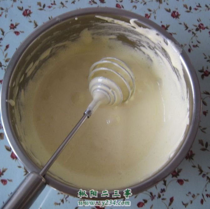 把白糖和蛋黄放在一起，用打蛋器打发，打成乳白色就可以了，就是这个样子的。当然没有打蛋器也可以用筷子，