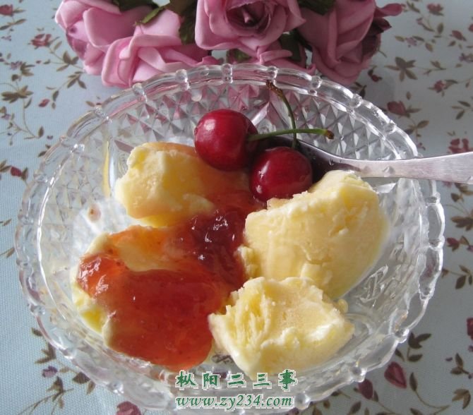 把晾凉的的蛋奶液放进冰箱冷冻。最好是隔两个小时搅拌一下，这样就不会有冰碴了。如果家里有奶油，可以切1
