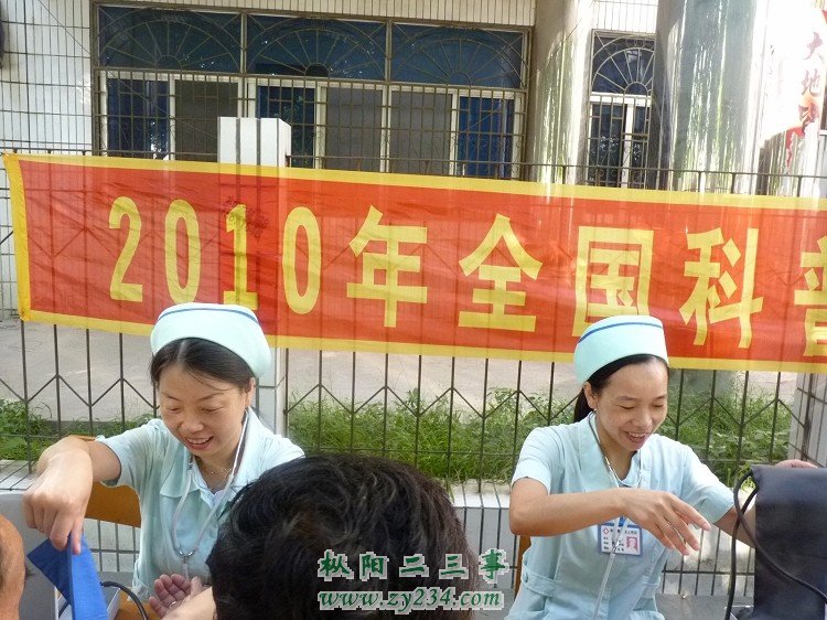 左：儿科护士长；右：外科护士长