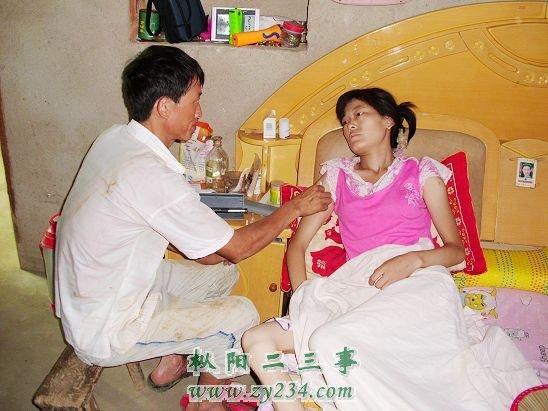 吴正兵每天都要为妻子注射两次胰岛素。.jpg