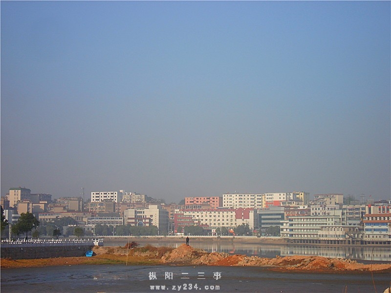 这是站在县城莲花湖公园位置拍的“枞阳县医院(老&#41;”、“县工商行”等单位外景