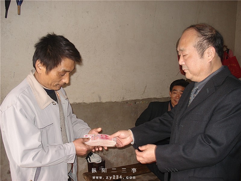县医院工会主席张礼宽向李师傅转交广大职工捐赠的爱心善款