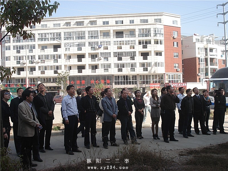 各媒体记者和网友代表在听相关人员在对“幕旗山公园”的讲解
