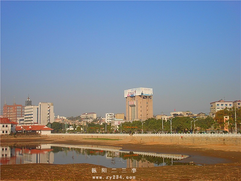 这是站在县城莲花湖公园位置拍的“县中行”、“县大钟楼”等单位外景