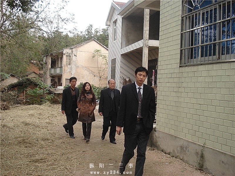 县医院领导去李师傅家的途中
