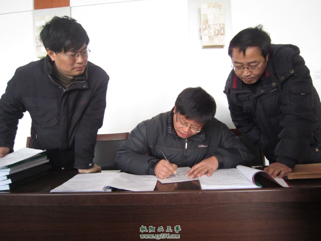 检查验收组认真查看县本级“三资”清理及委托代理服务档案材料