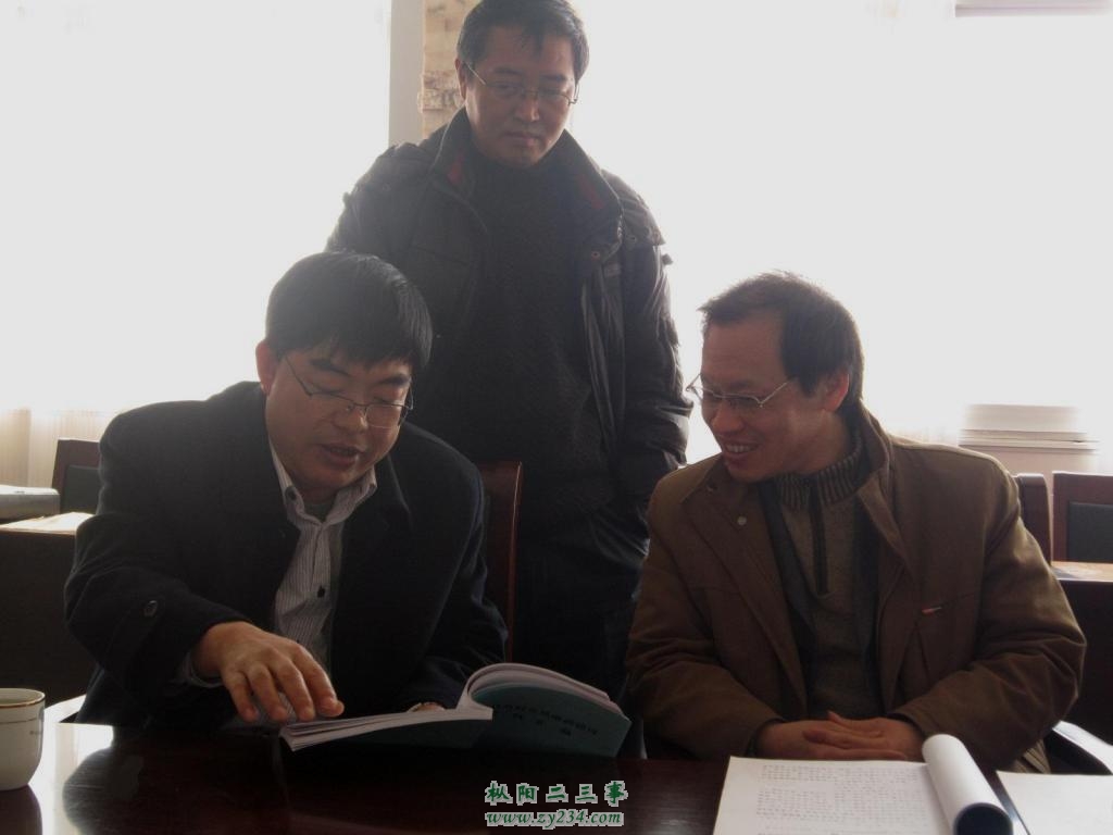 县委常委、县纪委书记方世江向检查验收组介绍我县开展“阳光村务工程”建设情况