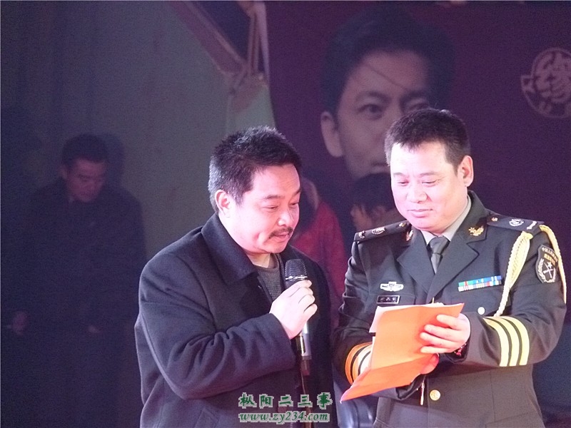缘酒集团董事长黄烨上台为大家朗诵自创诗歌&#60;我只想&gt;