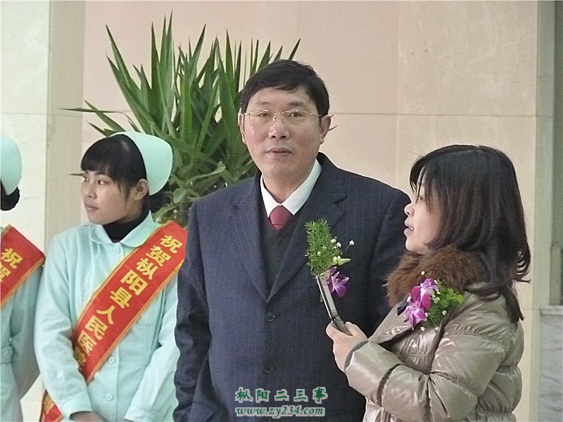 活动前 院办公室主任向周桃林院长汇报相关工作