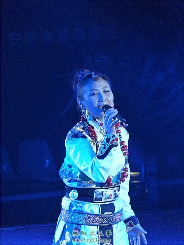 著名当红歌星央金兰泽为大家演唱&#60;遇上你是我的缘&gt;