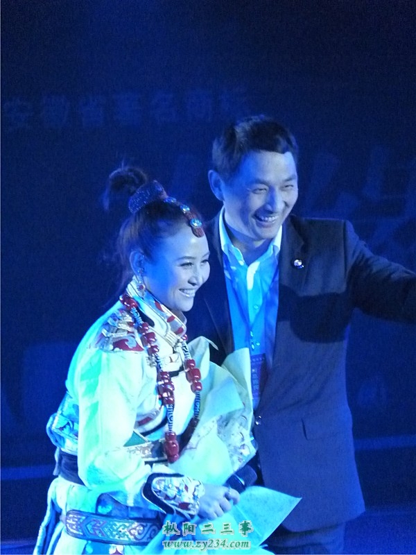 著名当红歌星央金兰泽为大家演唱&#60;爱情海&gt;