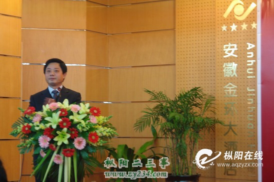 县委常委、县委办主任姜奎堂主持茶话会