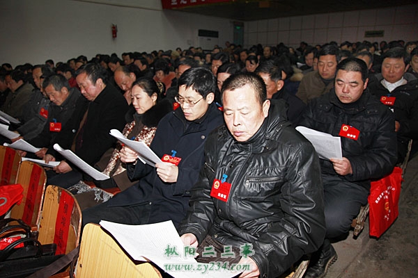 代表门认真听取政府工作报告