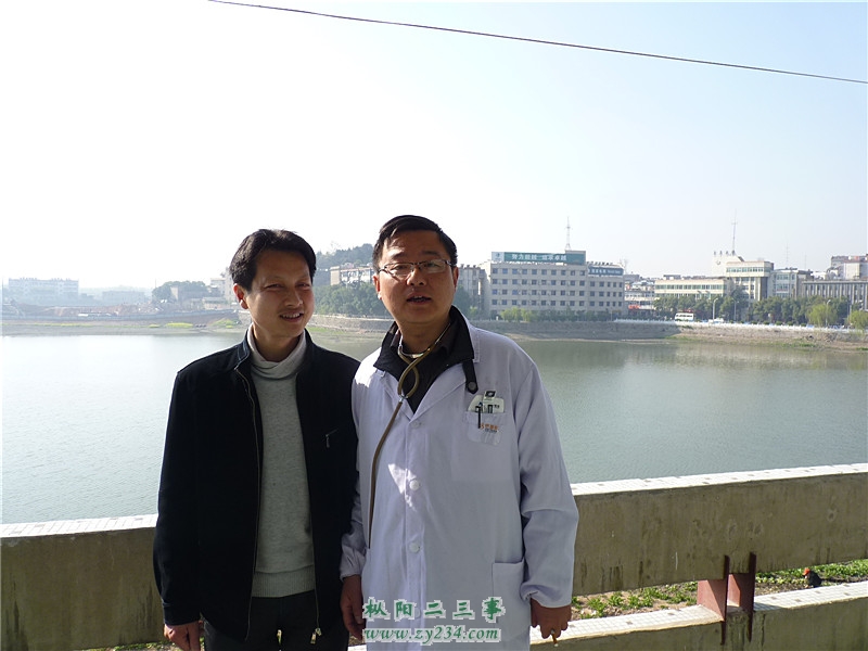 左：县医院医务股简股长；右：本站会员“江水”