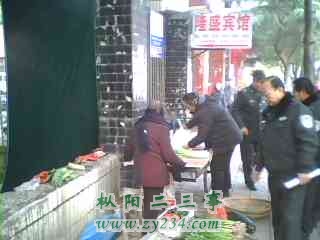 枞阳县市容局开展春季市容市貌和环境卫生集中整治活动图二.jpg