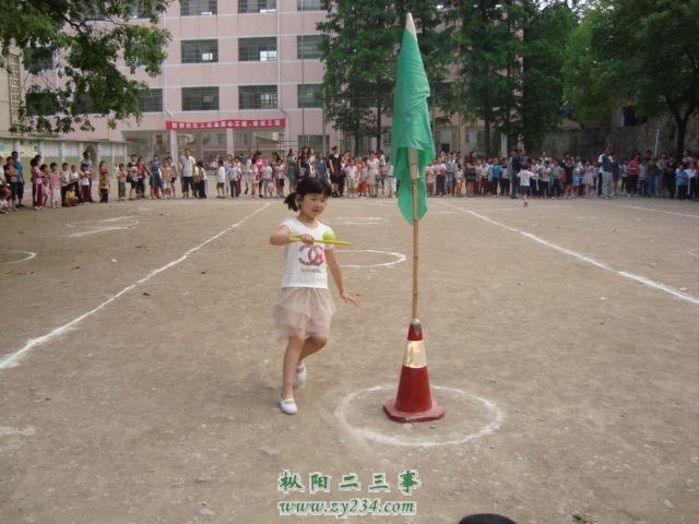 40-三年级握拍托球往返接力-3.jpg