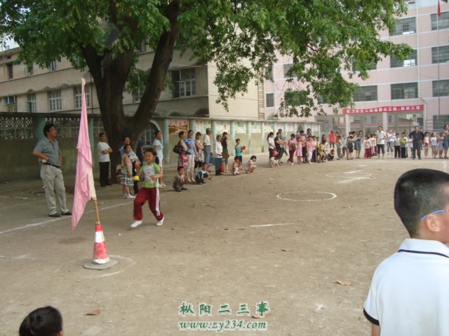 39-三年级握拍托球往返拉力-2.jpg