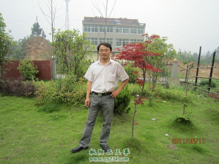 寒风在红叶树边留影