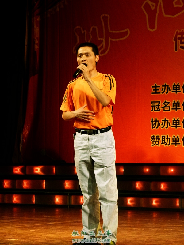 主持人现场激情演唱