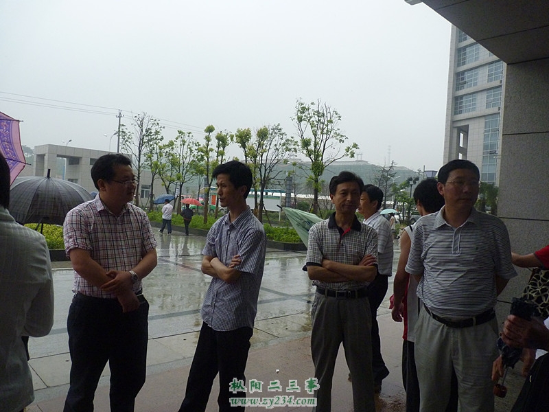 左一：县政府副县长招贤招，左二：县卫生局局长吴立友
