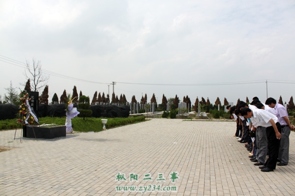 向沈浩同志鞠躬