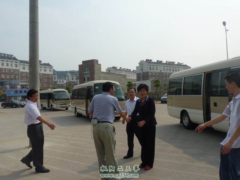 全国人大代表、安徽省人大常委会副主任朱维芳女士与县医院周桃林院长亲切握手