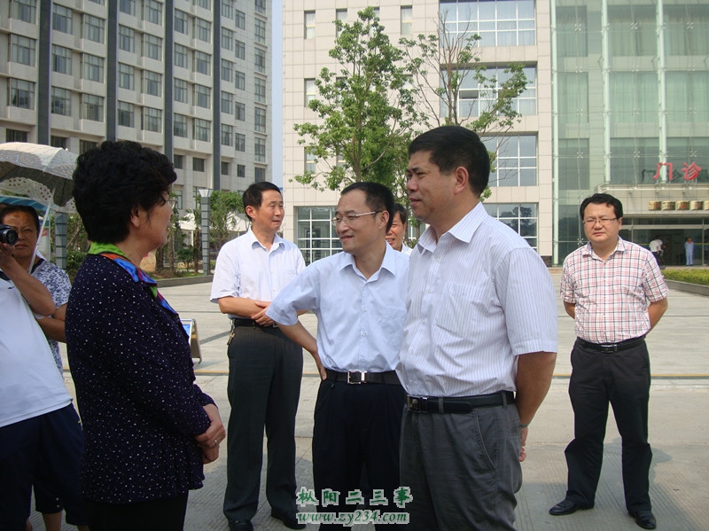 枞阳县委县政府汪恕东书记(右二&#41;、何谦县长(右三&#41;与全国人大代表、安徽省人大常委会副主任