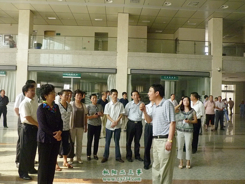 县卫生局副局长、县医院院长周桃林向各位人大代表及省、市、县相关领导介绍新区县医院的发展情况