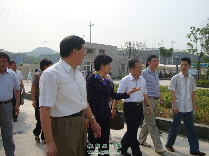 县政府何谦县长(中&#41;、县卫生局吴立友局长(右&#41;陪同各位代表及省市相关领导对县医院进行参观