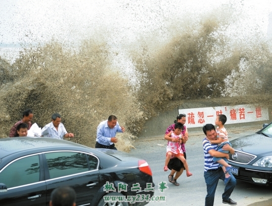 8月17日，杭州下沙钱塘江大堤边，钱塘江大潮如期而至，观潮游客连忙躲闪。
