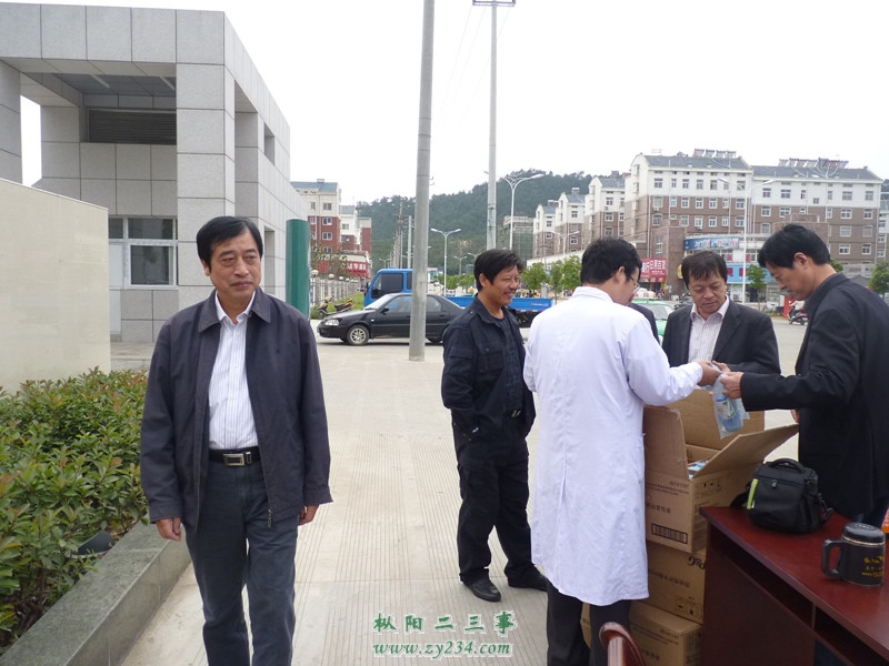 县卫生局副局长曹乐安(左&#41;：