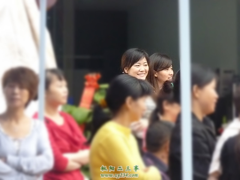 偷拍美女(其中一位是“若水清清”&#41;