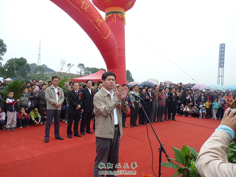 县委常委、县委书房汪恕东发表讲话并宣布县城莲花湖公园正式开园