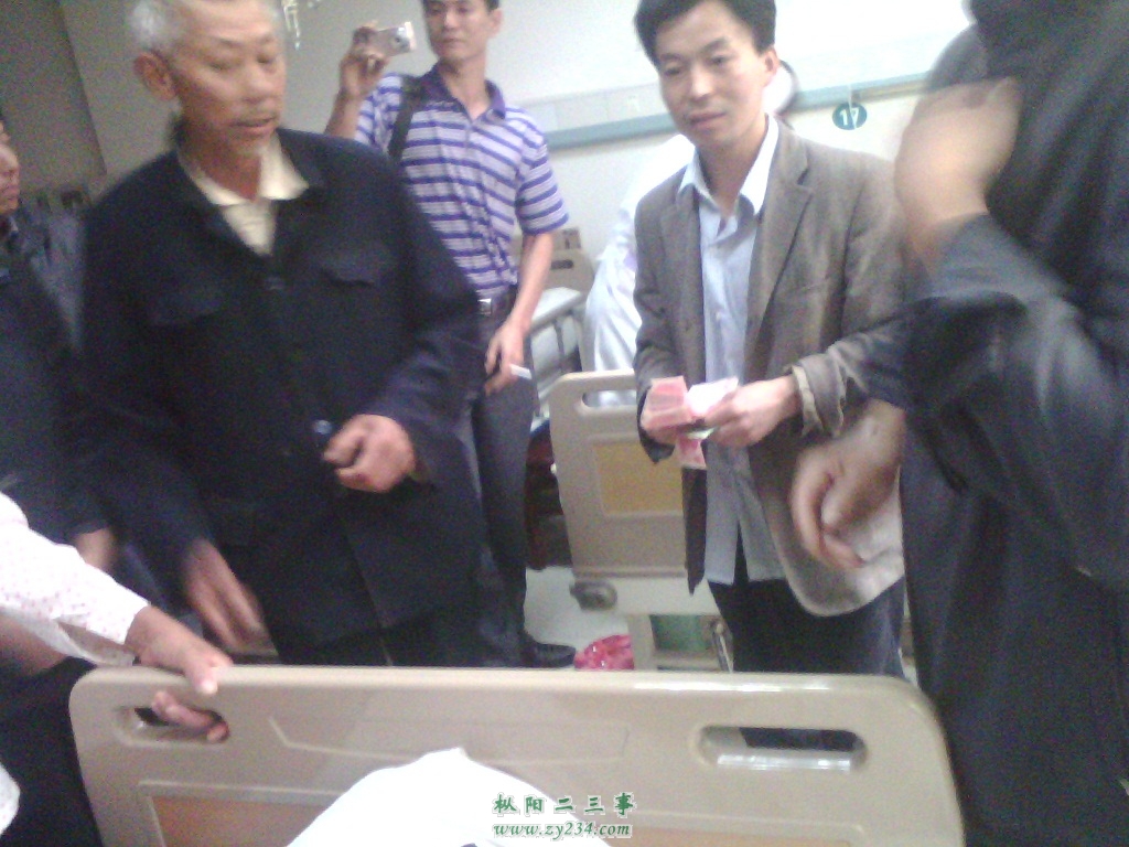 村民邻里来看望受害者.jpg